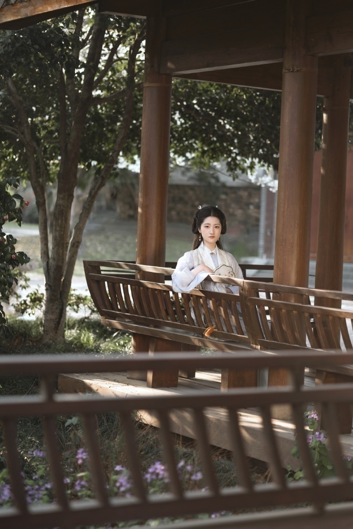 《亮剑》李云龙妻子，豪门梦碎，拼命演戏还清1.4亿巨债，现回浙江农村过踏实日子